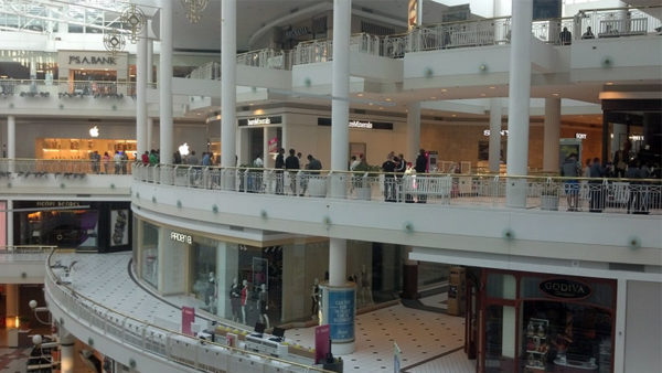 Long line for the iPhone 5S outside the Apple Store at Pentagon City mall on 9/20/13