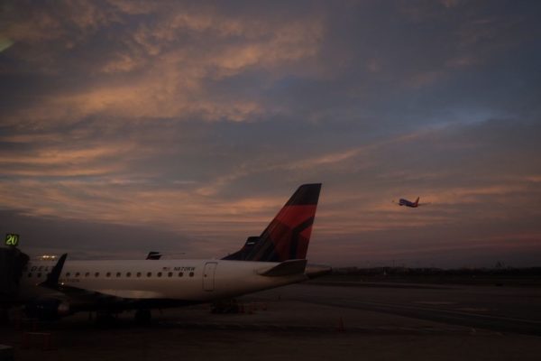 Airplanes at Reagan National Airport (Flickr pool photo by Erinn Shirley)