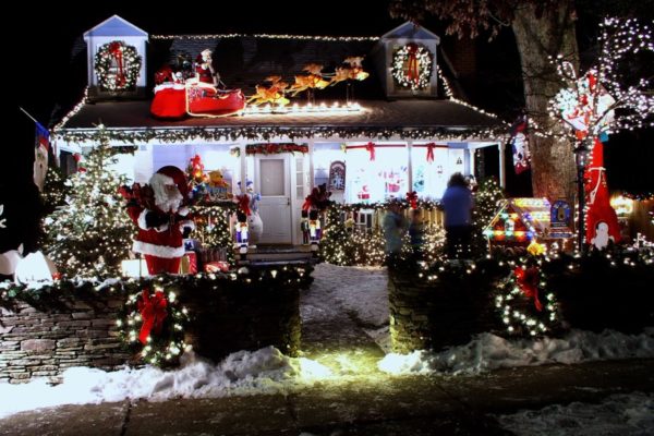 Christmas decorated home at N. Abingdon and 16th (Flickr photo by Craig Pennington)