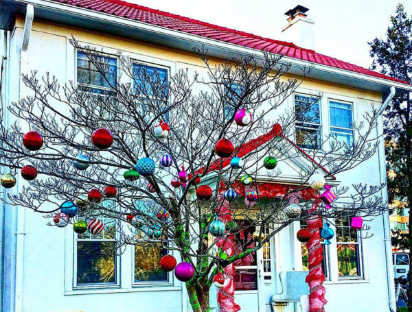 Ashton Heights house brightly decorated for Christmas (Flickr pool photo by Doug Duvall)