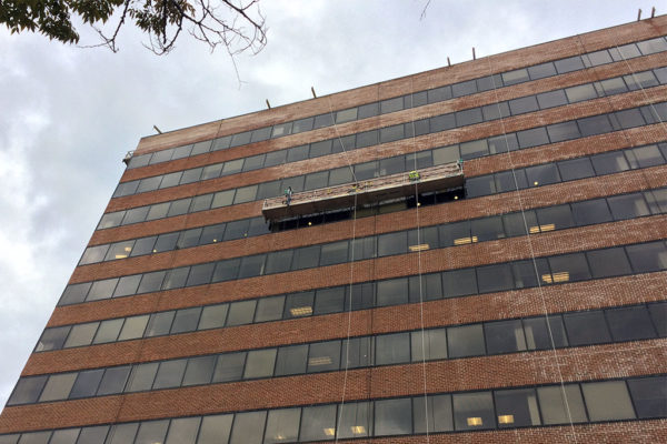 Window cleaners in Courthouse