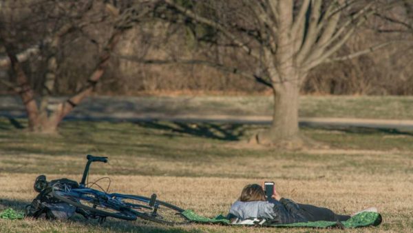 Relaxing on a warm February day near the Iwo Jima memorial (Flickr pool photo by John Sonderman)