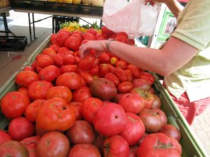 Produce at a farmers market (file photo)